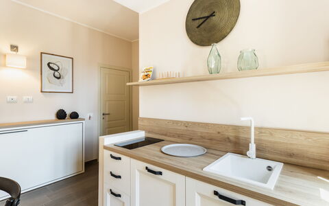 Donna Rosa Holiday Home: Lavello, Cabinetry, Proprietà, Bianca, Legna, Rubinetto, Interior Design, Illuminazione, Architettura, Pavimento