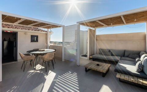 Donna Rosa Holiday Home: Mobilia, Cielo, Divano, Tavolo, Legna, Shade, Interior Design, Costruzione, Finestra, Soggiorno