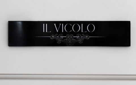 Donna Rosa Holiday Home: Rettangolo, Font, Fashion Accessory, Metallo, Segnaletica, Logo, Blu Elettrico