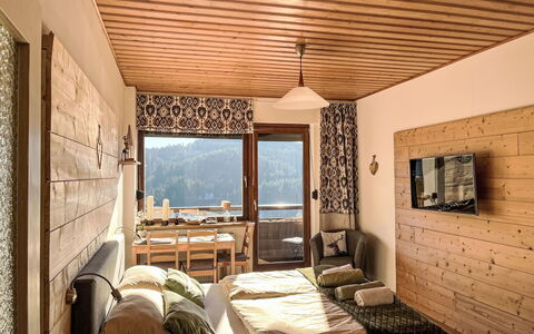 Wolf: Mobilia, Interior Design, Camera, Soffitto, Camera Da Letto, Color Legno, Latifoglie, Sedia, Letto, Cuscino