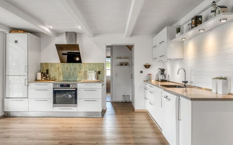 Rasmina - 1.2Km from the Sea: Cucina, Controsoffitto, Pavimentazione, Elettrodomestico Da Cucina, Apparecchio Major, Cabinetry, Interior Design, Mobilia, Pavimento In Legno, Legna