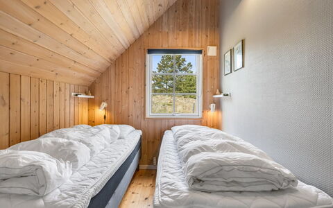Rasmina - 1.2Km from the Sea: Legna, Camera Da Letto, Letto, Bedding, Casa, Lenzuolo, Latifoglie, Plank, Color Legno, Telaio Del Letto