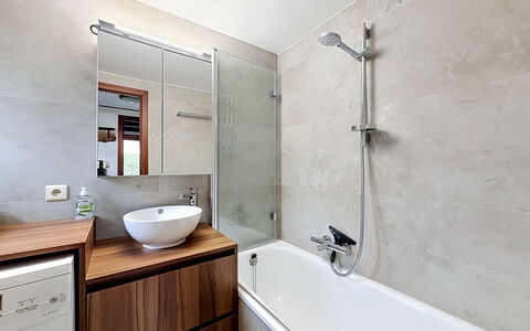 Edelweiss with Parking: Bagno, Idraulico Fixture, Pavimentazione, Parete, Pavimento, Interior Design, Vasca Da Bagno, Lavello, Rubinetto, Idraulico