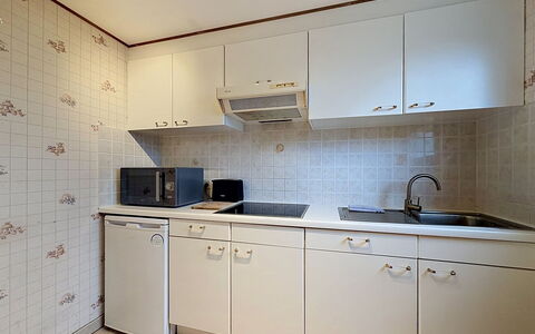 Edelweiss with Parking: Cucina, Elettrodomestico Da Cucina, Controsoffitto, Apparecchio Major, Idraulico Fixture, Lavandino Della Cucina, Lavello, Pavimentazione, Cabinetry, Rubinetto