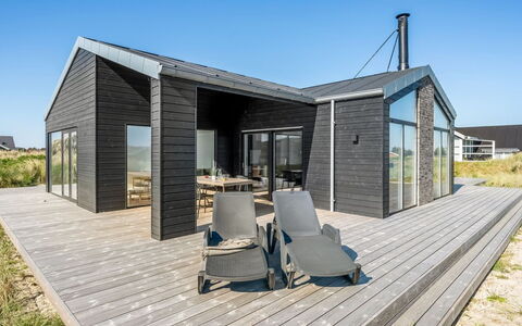 Chenoa - 350M from the Sea: Zona Residenziale, Arbusto, Casa, Casa, Giardino, Estate, Shade, Landscaping, Prato
