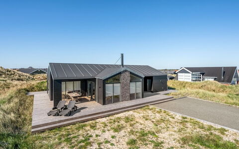 Chenoa - 350M from the Sea: Zona Residenziale, Arbusto, Casa, Casa, Giardino, Estate, Shade, Landscaping, Prato