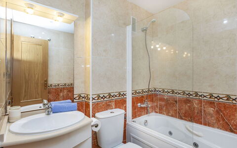 Vistamar Ii - Marina D'Or: Bagno, Idraulico Fixture, Lavello, Lavandino Del Bagno, Interior Design, Pavimentazione, Vasca Da Bagno, Rubinetto, Pavimento, Idraulico