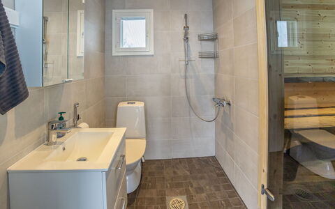 Hehku: Bagno, Pavimentazione, Idraulico Fixture, Parete, Pavimento, Interior Design, Legna, Lavello, Lavandino Del Bagno, Gabinetto