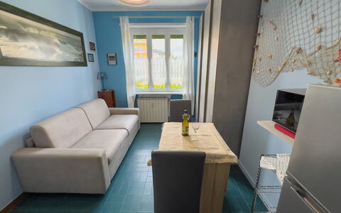 Casa Carlotta - San Bartolomeo Al Mare: Mobilia, Divano, Cornice, Tavolo, Interior Design, Pavimento, Pavimentazione, Soggiorno, Parete, Immobiliare