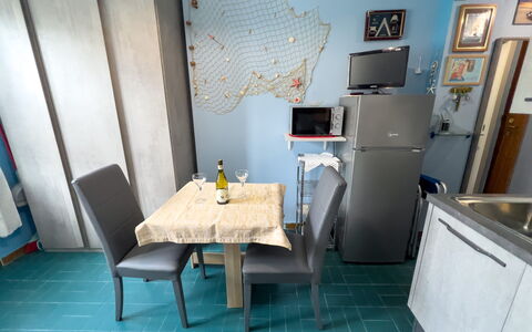 Casa Carlotta - San Bartolomeo Al Mare: Mobilia, Tavolo, Azzurro, Costruzione, Sedia, Pavimento, Lavello, Cabinetry, Pavimentazione, Scrivania