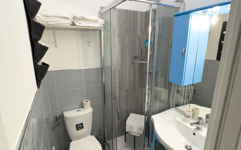 Casa Carlotta - San Bartolomeo Al Mare: Idraulico Fixture, Specchio, Lavello, Costruzione, Viola, Bagno, Lavandino Del Bagno, Rubinetto, Interior Design
