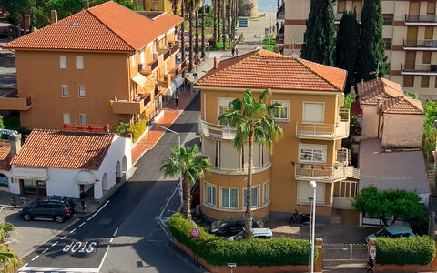 Casa Carlotta - San Bartolomeo Al Mare: Costruzione, Pianta, Cielo, Giorno, Proprietà, Nube, Finestra, Infrastruttura, Casa, Albero