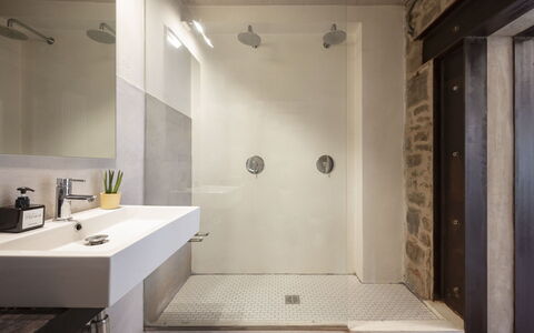 Mulino Morandi: Specchio, Rubinetto, Idraulico Fixture, Lavello, Bagno, Lavandino Del Bagno, Pavimentazione, Pavimento, Legna