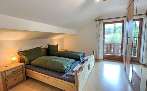 Blue Mountain Sky: Mobilia, Proprietà, Costruzione, Comfort, Legna, Illuminazione, Telaio Del Letto, Interior Design, Finestra, Pavimento