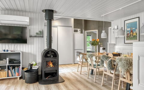 Juste - 1.7Km from the Sea: Legna, Pavimentazione, Interior Design, Pavimento, Soffitto, Mobilia, Pavimento In Legno, Casa, Soggiorno, Sedia