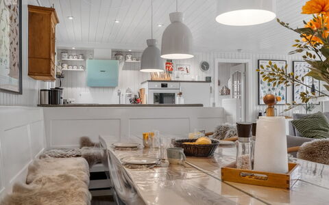 Juste - 1.7Km from the Sea: Mobilia, Interior Design, Lampada, Soffitto, Cucina, Pavimentazione, Controsoffitto, Illuminazione, Camera, Casa