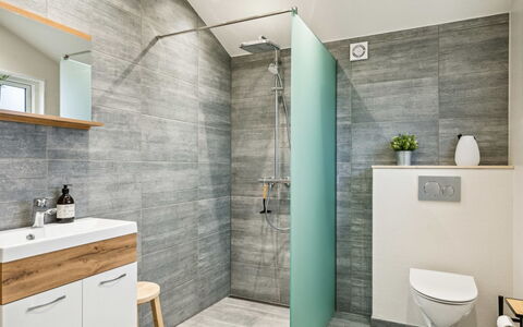 Juste - 1.7Km from the Sea: Pavimentazione, Pavimento, Idraulico Fixture, Interior Design, Bagno, Gabinetto, Mobiletto Del Bagno, Idraulico, Piastrella, Toilet Seat