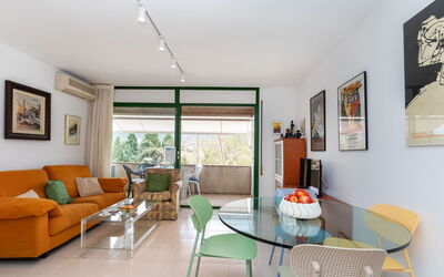 Mediterrani 200.4: Cornice, Tavolo, Mobilia, Proprietà, Divano, Verde, Sedia, Interior Design, Soggiorno, Legna
