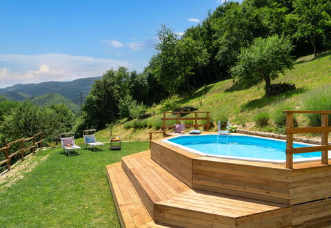 Villa Dei Tigli: Acqua, Pianta, Cielo, Piscina, Albero, Nube, Mobili Da Esterno, Costruzione, Paesaggio Naturale, Shade