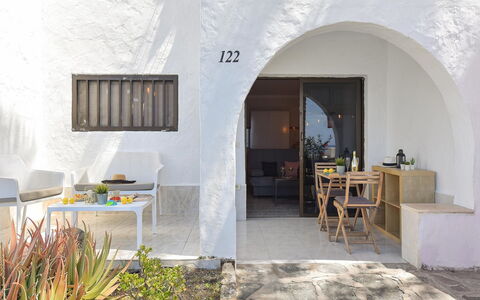 Los Canarios 122: Tavolo, Pianta, Costruzione, Sedia, Porta, Finestra, Interior Design, Pianta Della Casa, Architettura