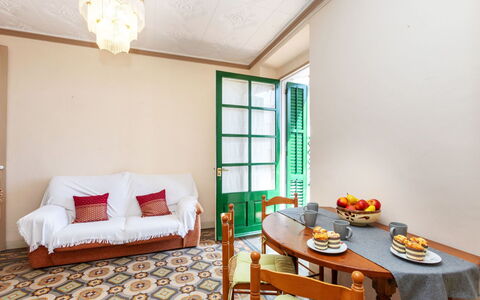 Baldri: Tavolo, Proprietà, Mobilia, Finestra, Sedia, Interior Design, Legna, Costruzione, Pavimento, Comfort