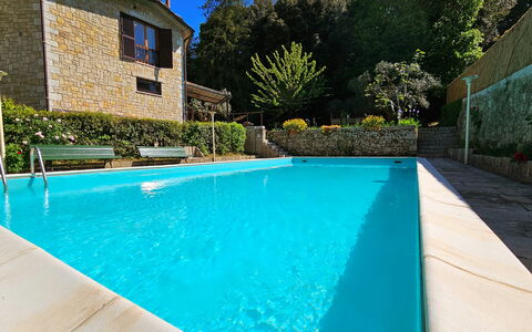 La Piccola Rocca: Acqua, Pianta, Proprietà, Piscina, Finestra, Azzurro, Costruzione, Shade, Illuminazione, Albero