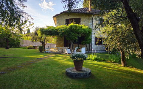 La Piccola Rocca: Architettura, Arbusto, Giardino, Casa, Casa, Prato, Villetta, Estate, Backyard, Landscaping