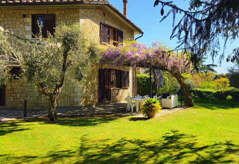 La Piccola Rocca: Pianta, Costruzione, Cielo, Finestra, Fiore, Albero, Villetta, Paesaggio Naturale, Vegetazione, Casa