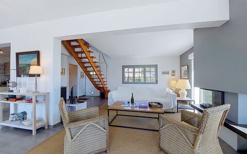 Ruilh Avel: Mobilia, Interior Design, Divano, Pavimentazione, Sedia, Pavimento, Legna, Soggiorno, Soffitto, Tavolo