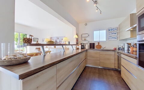 Ruilh Avel: Cucina, Controsoffitto, Mobilia, Interior Design, Cabinetry, Pavimentazione, Elettrodomestico Da Cucina, Pavimento, Legna, Casa