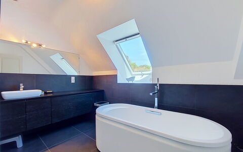 Ruilh Avel: Idraulico Fixture, Pavimentazione, Bagno, Rubinetto, Interior Design, Lavello, Pavimento, Idraulico, Vasca Da Bagno, Soffitto