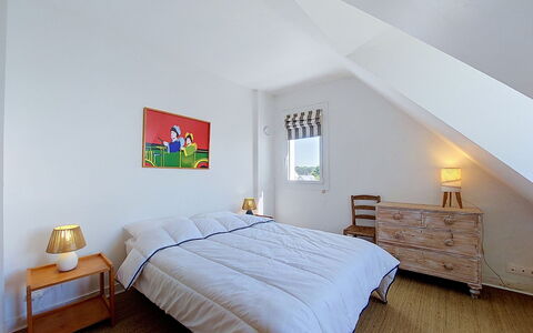 Ruilh Avel: Letto, Mobilia, Interior Design, Camera Da Letto, Parete, Pavimento, Pavimentazione, Legna, Soffitto, Bedding