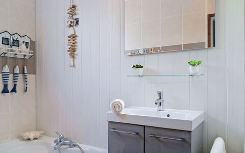 Mayne: Bagno, Interior Design, Idraulico Fixture, Parete, Pavimentazione, Lavello, Lavandino Del Bagno, Rubinetto, Specchio, Mobiletto Del Bagno