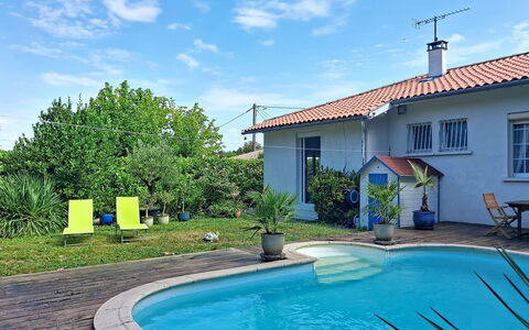 Mayne: Blu, Piscina, Casa, Zona Residenziale, Casa, Villetta, Eco Hotel, Landscaping, Giardino, Estate