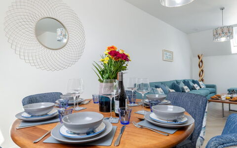 Lobster House: Cielo, Costruzione, Finestra, Urban Design, Zona Residenziale, Condominio, Immobiliare, Facciata, Palazzone, Città