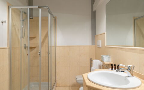Appartamento Reale: Specchio, Rubinetto, Proprietà, Lavello, Lavandino Del Bagno, Idraulico Fixture, Bagno, Legna, Costruzione, Interior Design