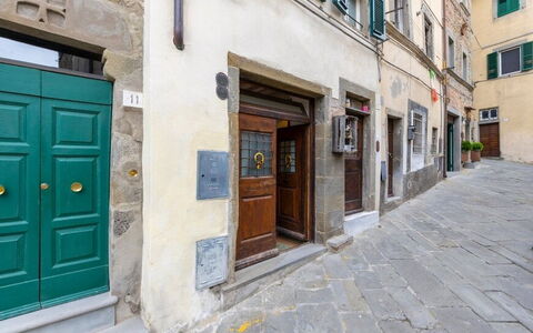 La Piccina: Finestra, Porta, Costruzione, Legna, Quartiere, Manto Stradale, Facciata, Casa, Strada