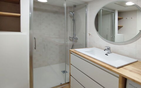 Onades: Lavandino Del Bagno, Pavimentazione, Idraulico Fixture, Pavimento, Mobiletto Del Bagno, Interior Design, Bagno, Lavello, Rubinetto, Idraulico