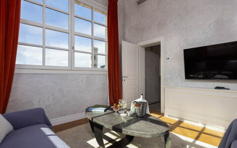 Torretta Penthouse Luxury Apartment In Florence By: Interior Design, Soffitto, Pavimentazione, Pavimento, Appartamento, Camera, Lampada, Modanatura, Soggiorno, Lampada