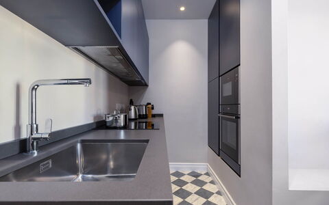 Torretta Penthouse Luxury Apartment In Florence By: Cucina, Controsoffitto, Elettrodomestico Da Cucina, Interior Design, Apparecchio Major, Cabinetry, Cucina Stufa, Pavimentazione, Lavello, Elettrodomestico