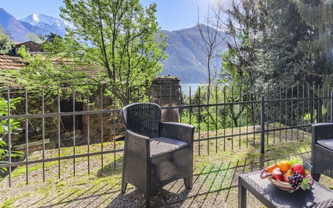 Casa sul Torrente: Mobilia, Sedia, Catena Montuosa, Mobili Da Esterno, Balcone, Valle, Eco Hotel, Pianta Della Casa, Recinzione, Ricorrere