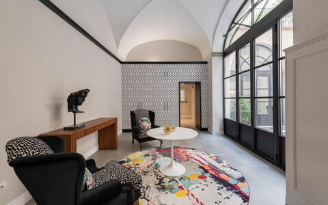 Duomo Penthouse Luxury Apartment In Florence By Pa: Tavolo, Mobilia, Proprietà, Costruzione, Interior Design, Comfort, Illuminazione, Pavimentazione, Architettura, Pavimento