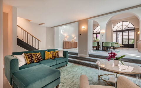 Duomo Penthouse Luxury Apartment In Florence By Pa: Mobilia, Proprietà, Tavolo, Pianta, Divano, Finestra, Pianta Della Casa, Soggiorno, Interior Design, Comfort