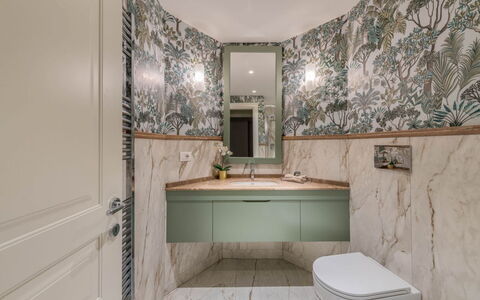 Duomo Penthouse Luxury Apartment In Florence By Pa: Specchio, Idraulico Fixture, Proprietà, Costruzione, Lavello, Bagno, Lavandino Del Bagno, Rubinetto, Interior Design, Gabinetto