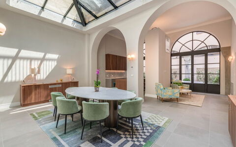 Duomo Penthouse Luxury Apartment In Florence By Pa: Tavolo, Mobilia, Proprietà, Sedia, Pianta, Finestra, Legna, Costruzione, Interior Design, Pavimento