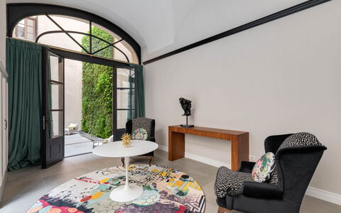 Duomo Penthouse Luxury Apartment In Florence By Pa: Tavolo, Proprietà, Costruzione, Finestra, Pianta, Comfort, Illuminazione, Architettura, Interior Design, Casa