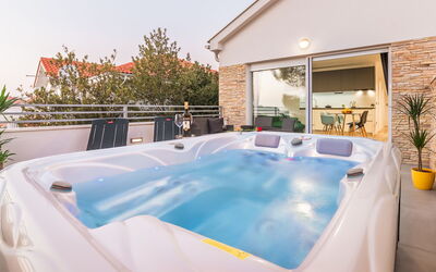 Zadar Bibinje 221: Pianta, Proprietà, Cielo, Costruzione, Luce, Azzurro, Piscina, Shade, Casa, Albero
