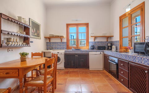Gran Llombards: Mobilia, Cabinetry, Controsoffitto, Legna, Cucina, Interior Design, Tavolo, Pavimentazione, Pavimento, Lavello