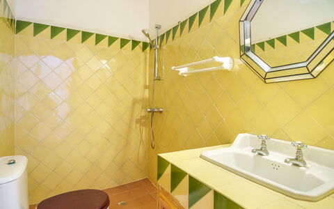 Gran Llombards: Specchio, Proprietà, Idraulico Fixture, Lavandino Del Bagno, Lavello, Bagno, Rubinetto, Costruzione, Toilet Seat, Interior Design
