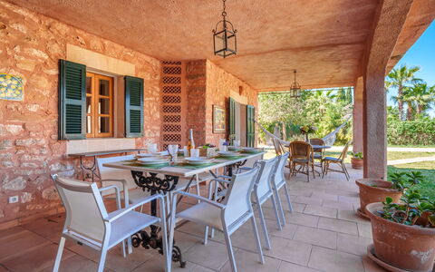 Gran Llombards: Tavolo, Mobilia, Pianta, Proprietà, Costruzione, Sedia, Vaso Di Fiori, Finestra, Legna, Interior Design